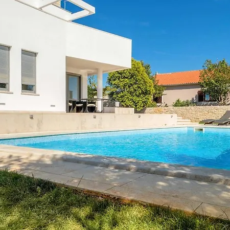 Villa Sleeps 8 Pool Air Con Wifi
